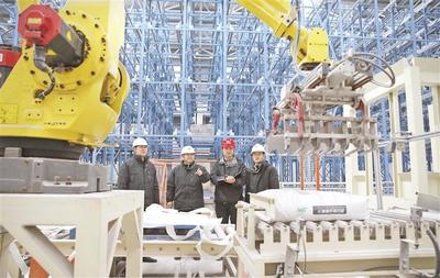 貴州磷化集團工人在磷石膏新型建材α高強石膏生產線上忙碌。